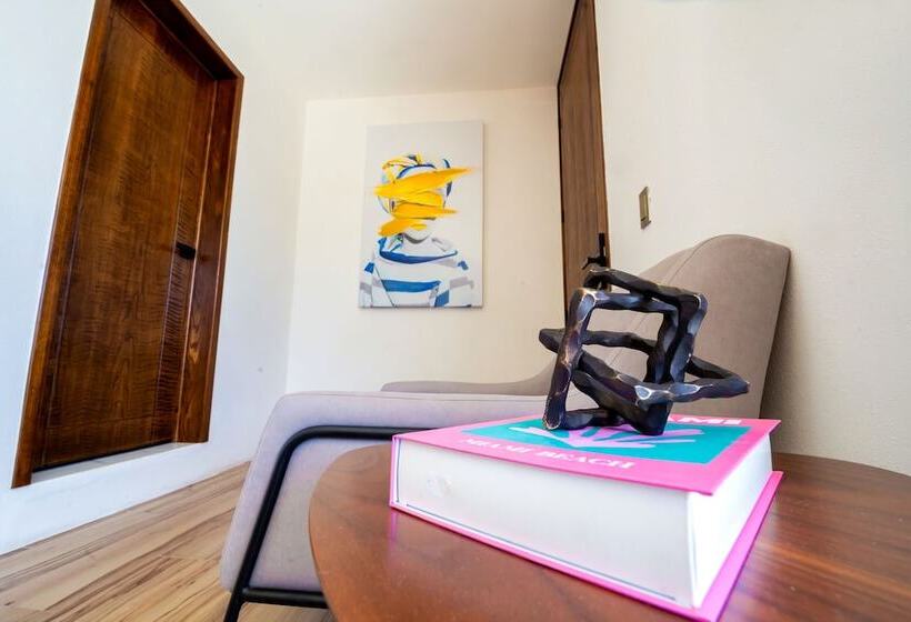 Отель Kuko Suites