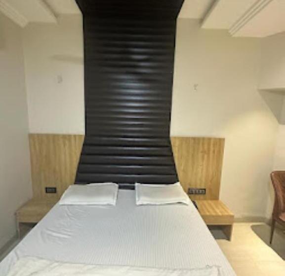 酒店 Radhika Place And City Palace, Parbhani