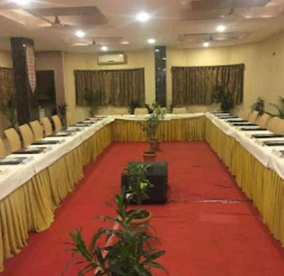 酒店 Radhika Place And City Palace, Parbhani