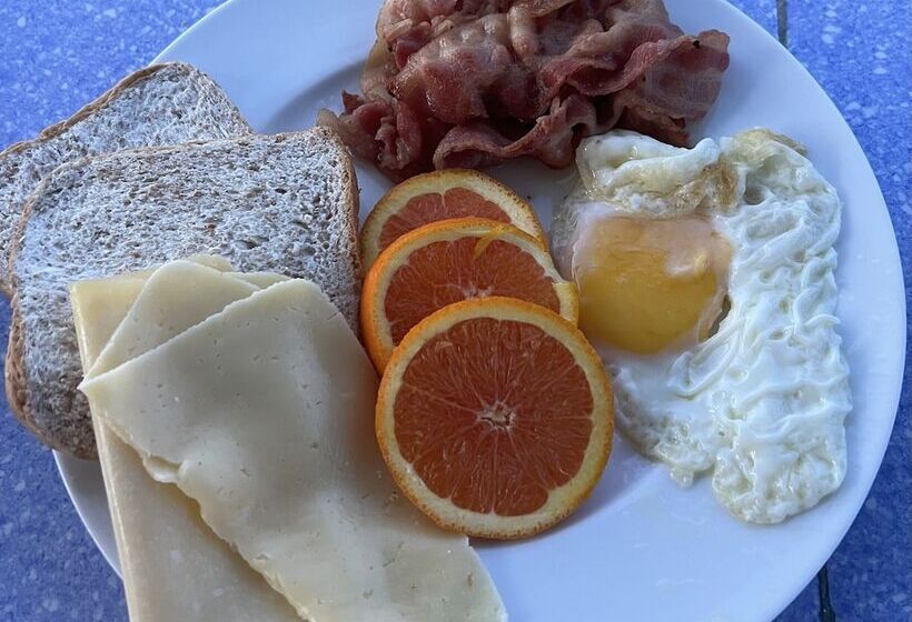 Hotel Rainbow Beach Bar & Resort