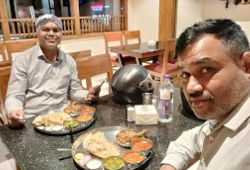 Отель Rajwada Kapurhol