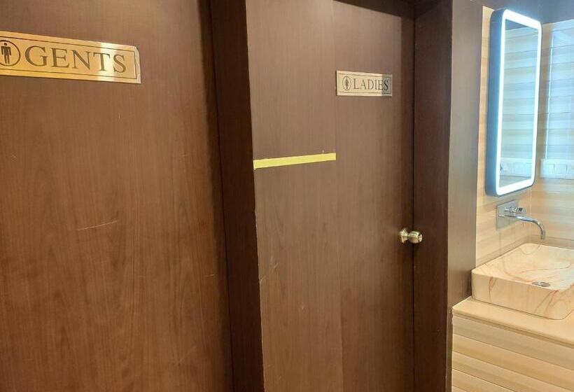 בית מלון כפרי Royal View Residency