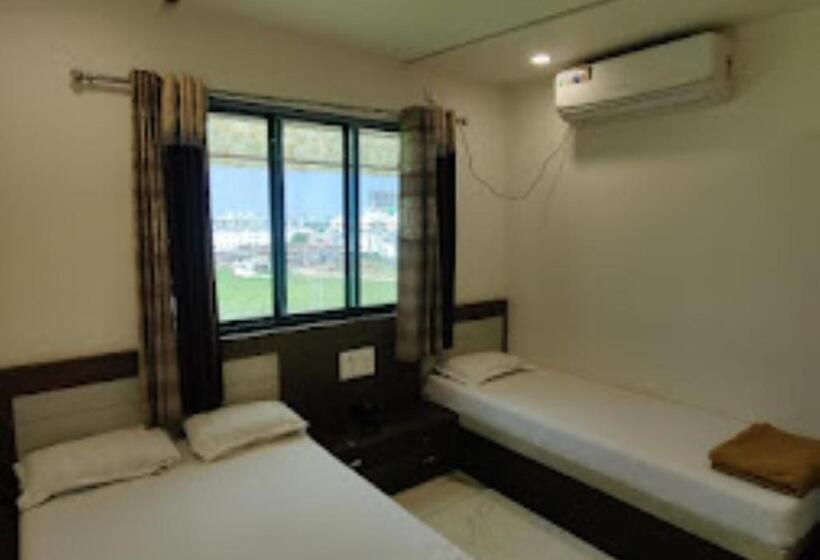 호텔 Shakti Delux Rooms Vadodara