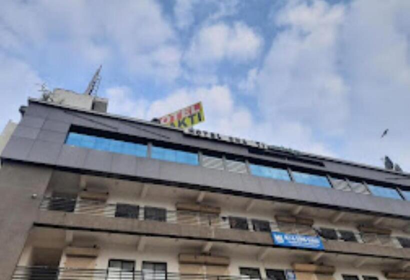 호텔 Shakti Delux Rooms Vadodara