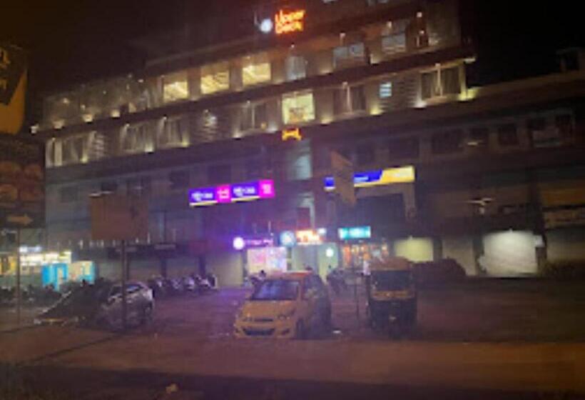 בית מלון כפרי Upper Deck Restaurant, Bar & Permit Room, Kankavli