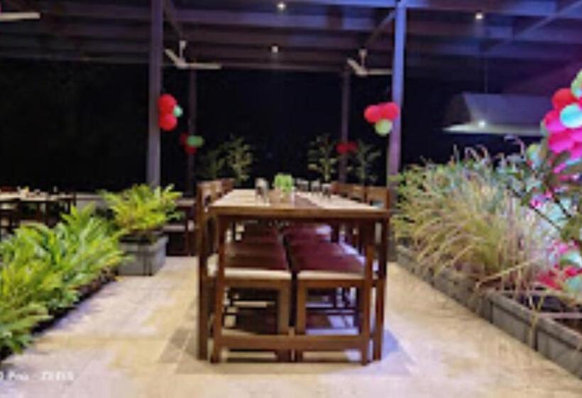 בית מלון כפרי Upper Deck Restaurant, Bar & Permit Room, Kankavli