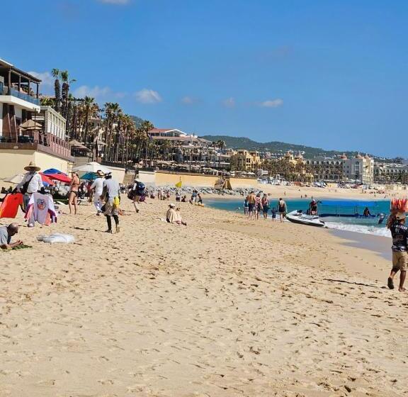 Elegant Condo In An Upscale Building