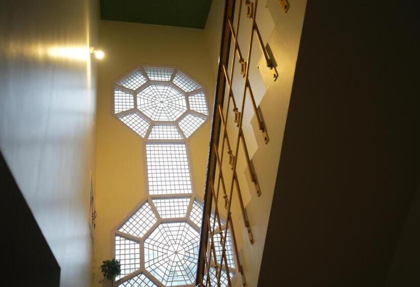 Palace Hostel By Borrbo