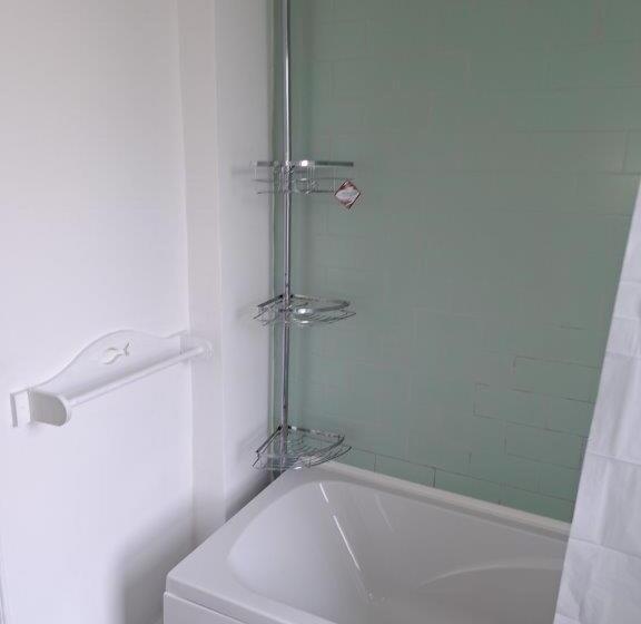 Пансион Double Room Near London Seven Kings Train Station