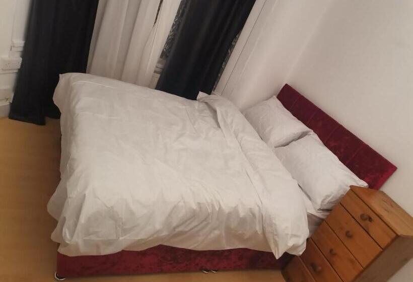 Пансион Double Room Near London Seven Kings Train Station