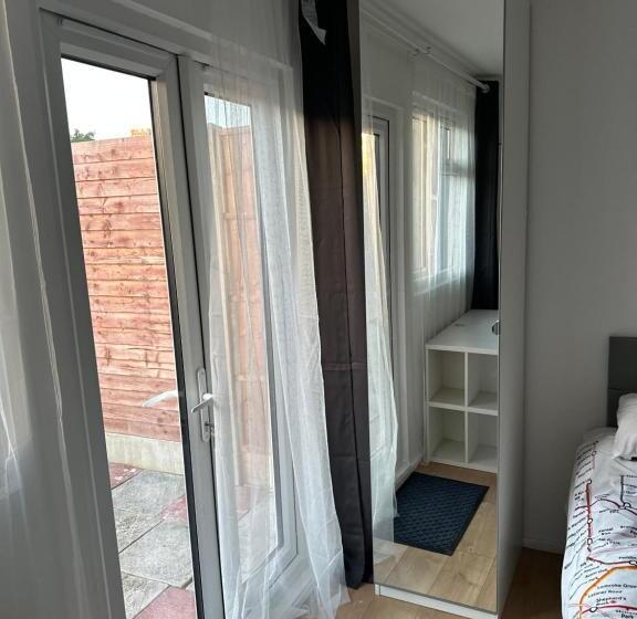Пансион Self Contained En Suite Room Very Close To Wembley Stadium