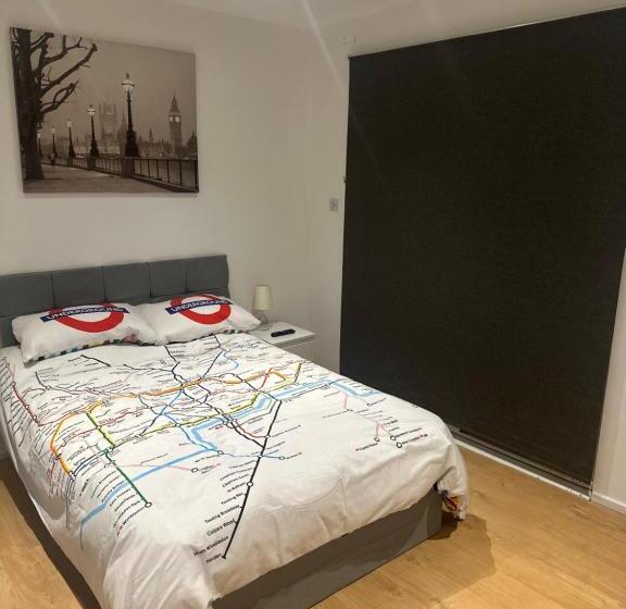 Пансион Self Contained En Suite Room Very Close To Wembley Stadium