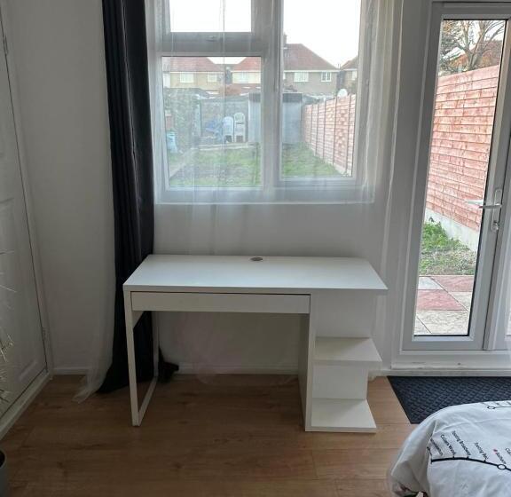 Пансион Self Contained En Suite Room Very Close To Wembley Stadium