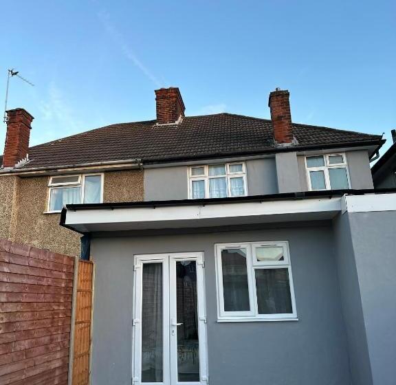 Пансион Self Contained En Suite Room Very Close To Wembley Stadium