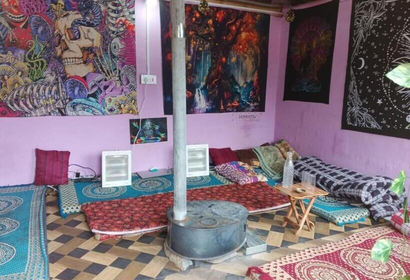 بنسيون The Harmony Club Thc Cafe & Stay, Tosh