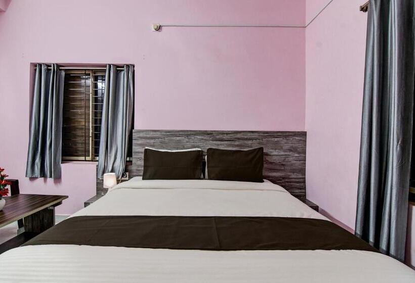 Spot On Hotel Pink Tree