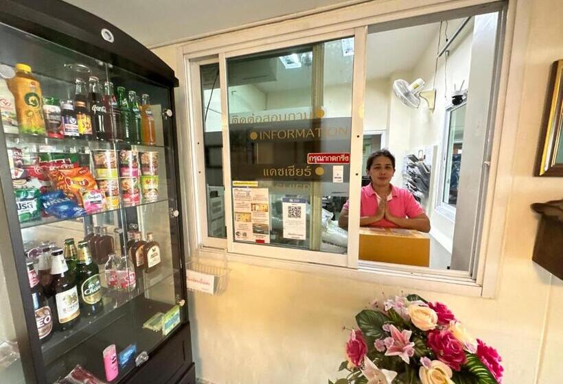 นวนคร ออมสินอพาร์ตเมนต์ ติดห้างบิกซี Navanakorn Aomsin Hotel Near Shopping Mall,snooker And Club