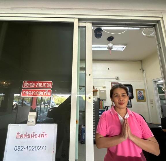 นวนคร ออมสินอพาร์ตเมนต์ ติดห้างบิกซี Navanakorn Aomsin Hotel Near Shopping Mall,snooker And Club