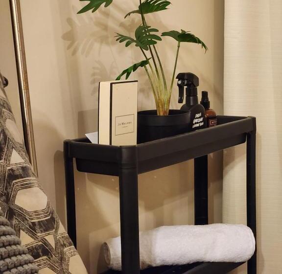 Chic Style Condo Unit In Bgc, One Uptown Residences, In Front Of Grand Hyatt!