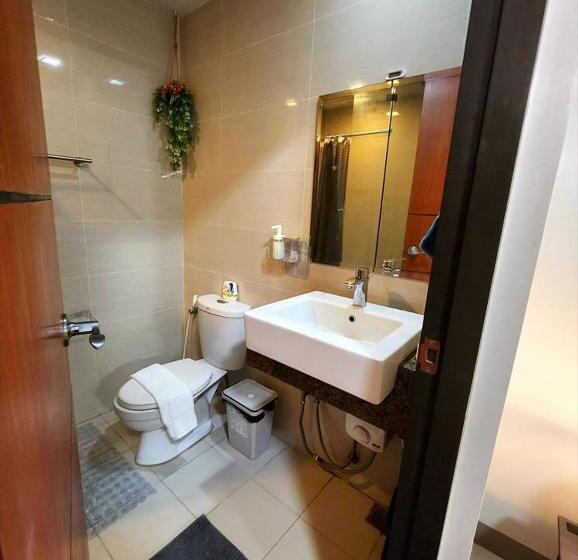 Chic Style Condo Unit In Bgc, One Uptown Residences, In Front Of Grand Hyatt!