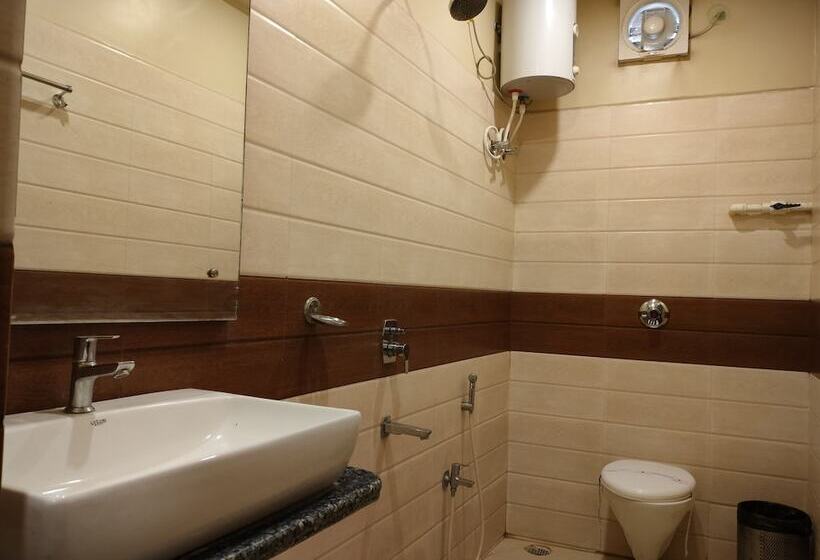 בית מלון כפרי Binapani Deluxe 1