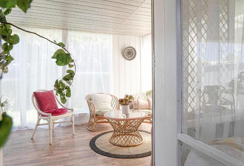 هتل Boho Coastal Vibes