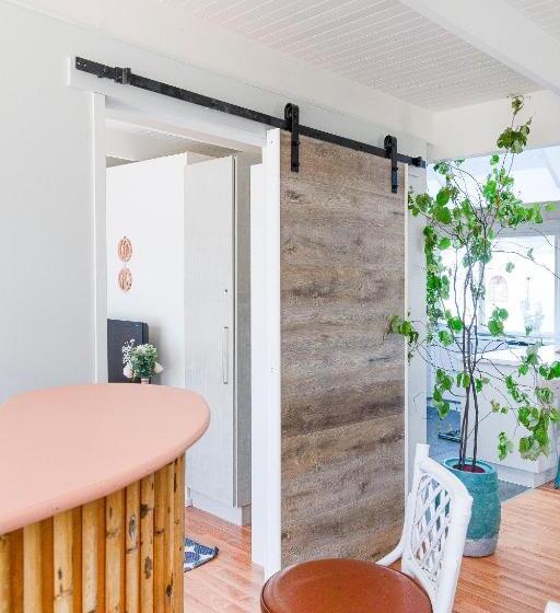 هتل Boho Coastal Vibes