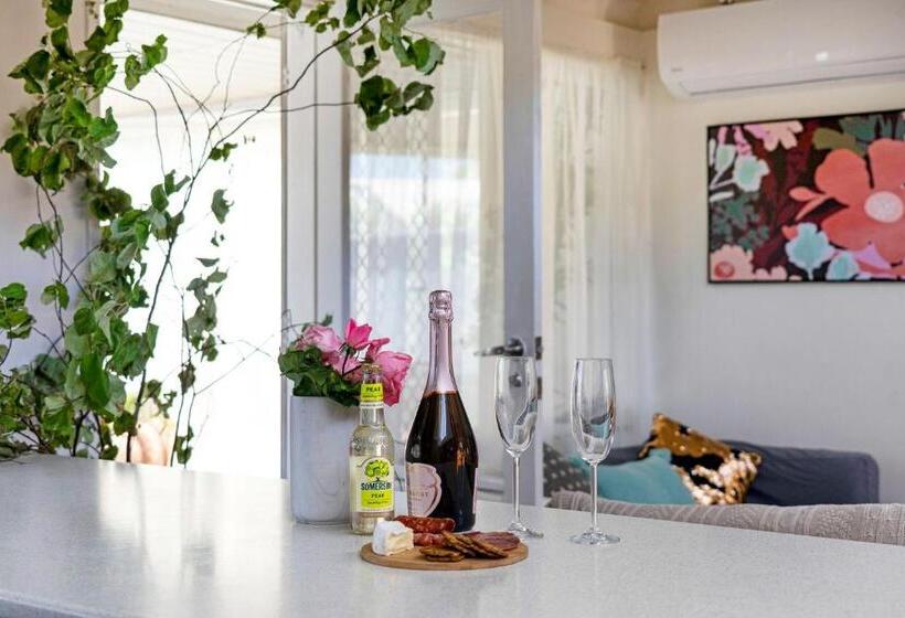 هتل Boho Coastal Vibes