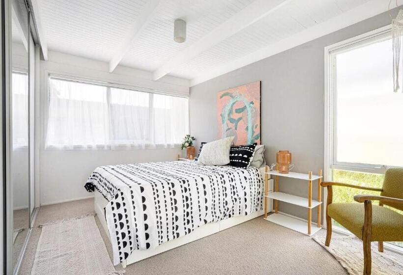 هتل Boho Coastal Vibes