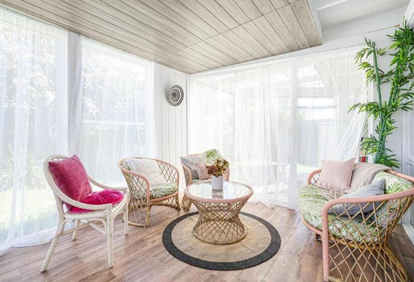 هتل Boho Coastal Vibes