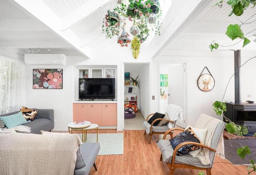 هتل Boho Coastal Vibes