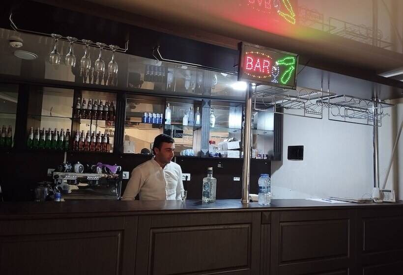 בית מלון כפרי Continent