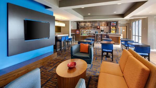 Отель Courtyard Airport By Marriott