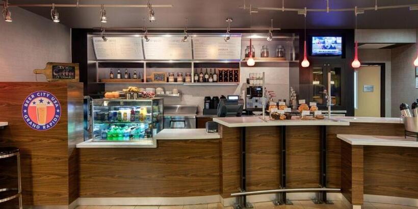 Отель Courtyard Airport By Marriott