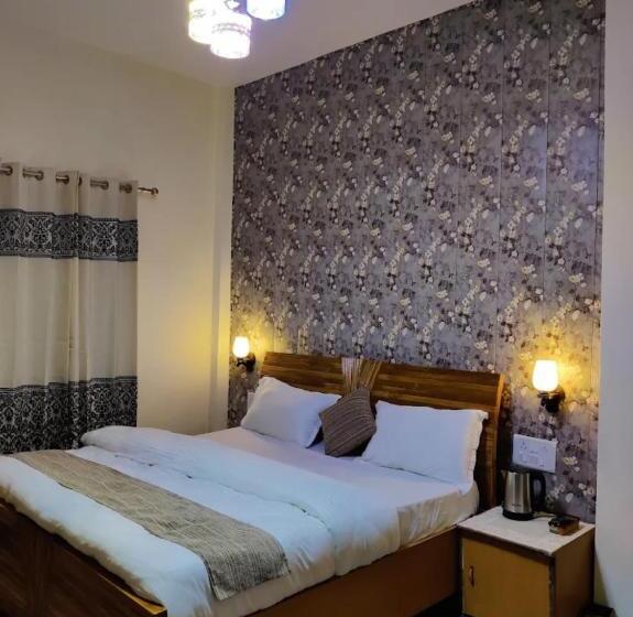 호텔 Dhanaulti Breeze Homestay