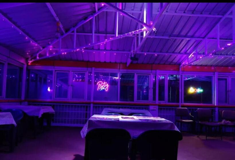 호텔 Dhanaulti Breeze Homestay