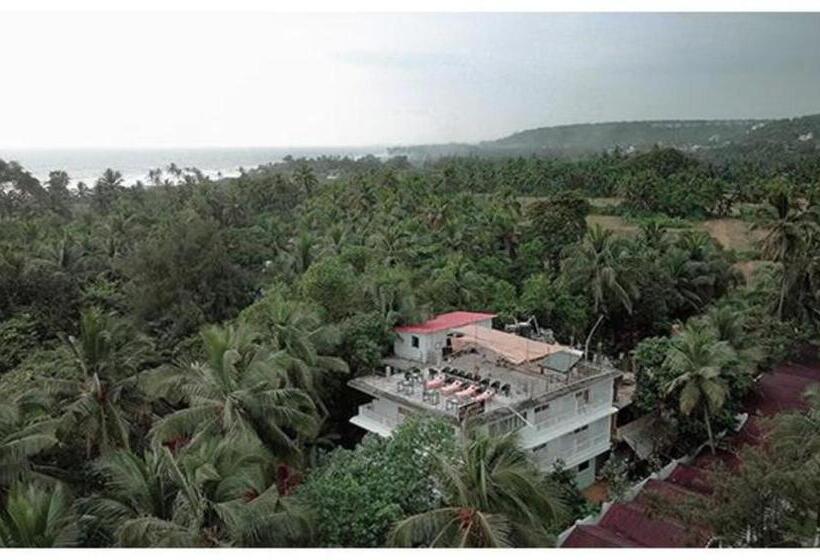 בית מלון כפרי Fabexpress Morjim Sea Waves