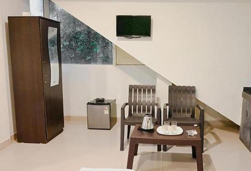 בית מלון כפרי Fabexpress Morjim Sea Waves