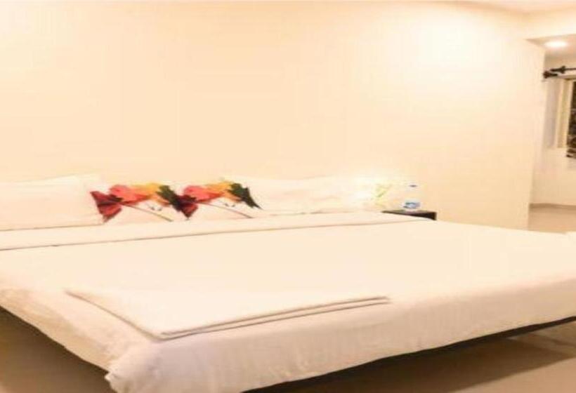 בית מלון כפרי Fabexpress Morjim Sea Waves