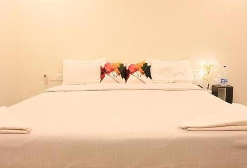 בית מלון כפרי Fabexpress Morjim Sea Waves