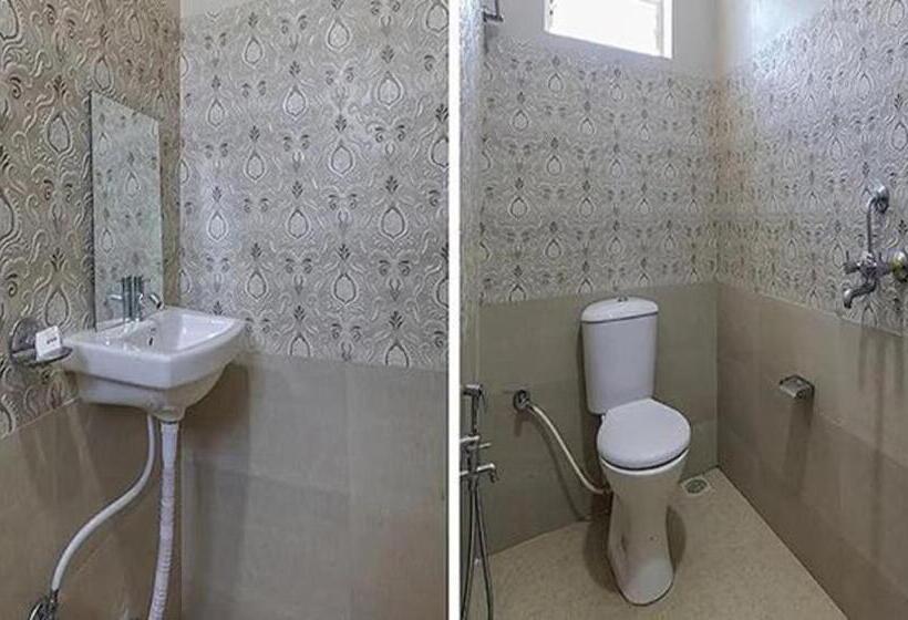 בית מלון כפרי Fabexpress Morjim Sea Waves