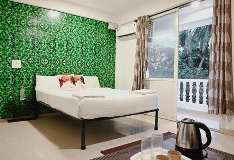 בית מלון כפרי Fabexpress Morjim Sea Waves