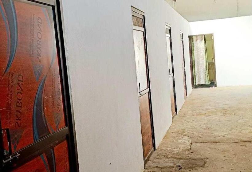 Отель Oyo Red Lion Inn