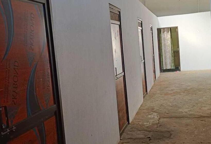 Отель Oyo Red Lion Inn