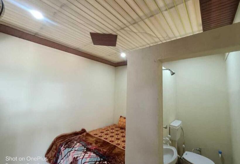 Отель Oyo Red Lion Inn