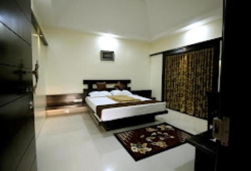 ホテル Rutugandh River View Resort, Wai