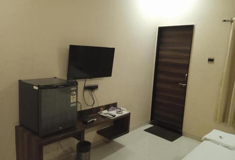 فندق Sharveen Classic Inn