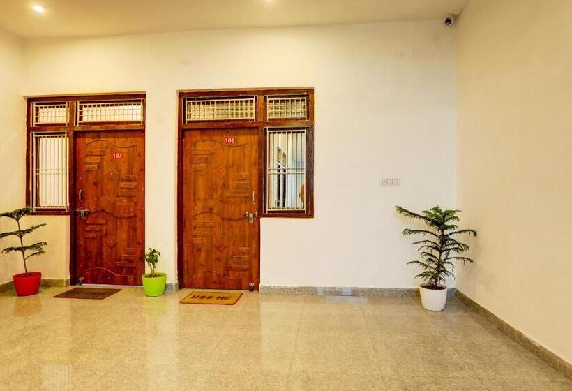 Отель Spot On Smacs Home Stay