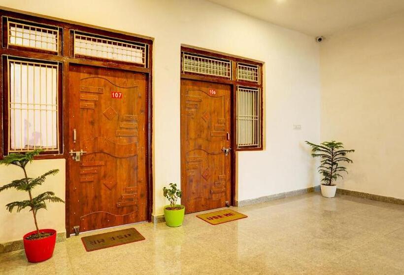 Отель Spot On Smacs Home Stay