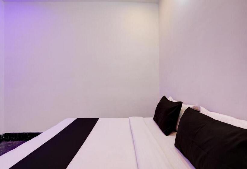 Отель Spot On Smacs Home Stay